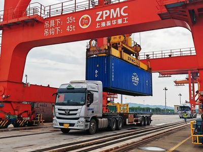 宜昌市首批水运进口危险货物集装箱在白洋港顺利完成卸船作业